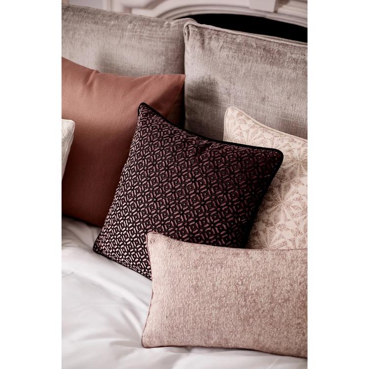 Kissen by Lori Weitzner - Noble - 50x50 plum