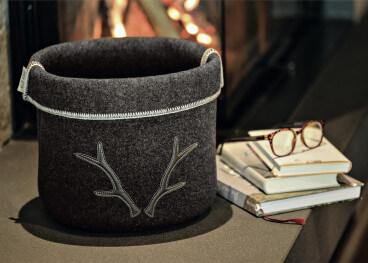 Runder Aufbewahrungskorb mit Hirschmuster – Luxus-Chalet von Catia Luca Anthracite